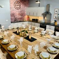 The North Wales Gathering - 9 Bedroom - EV Charging, hotel din Flint