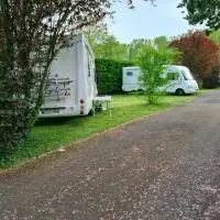 Resort & Camping - Val de Braye โรงแรมในBessé-sur-Braye