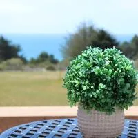 Cozy Getaway with Ocean View and Private Entrance!、グアララのホテル
