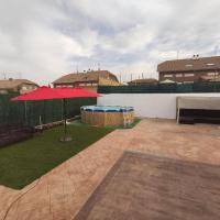 Chalet con piscina, barbacoa, chillout, 400m patio, Hotel in Seseña