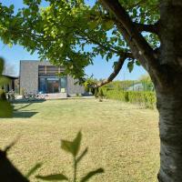 Quiet Sea Villa with a Private Garden, хотел в Камен бряг