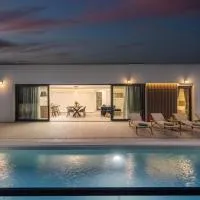 Villa Coralis With Heated Pool, hotel em Vrsi