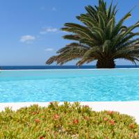Sol Eterno - luxury Aparmtent with direct oceanview and extra services, hotel en Costa Teguise