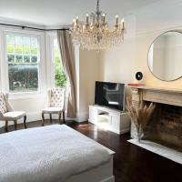 Entire Luxury apartment, 10mins from Cotswolds, Child friendly, Great Location & plenty of free parking nearby