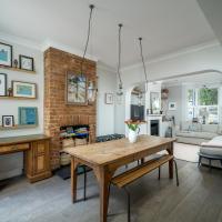 ALTIDO Homely 4-bed house w/ terrace in Wandsworth, South London