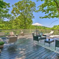 Table Rock Lake Retreat with Large Deck and Pool!, hotel in Ridgedale