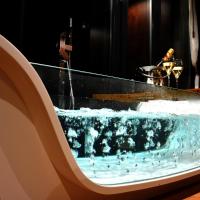 L'Escale Royale : jacuzzi and terrace on the water