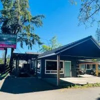 Riverfront Lodging, хотел в Shady Cove