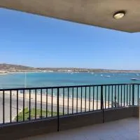 Beachfront 2BR Holiday Home in Mellieha Seashore, hotelli kohteessa Is-Sellum