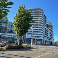 High end apartment near airport and transport, hotel near Vancouver International Airport - YVR, Richmond