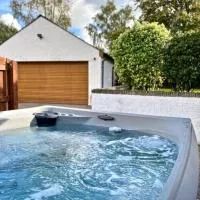 Riverside Cottage 6 guests 4 adults max hot tub، فندق في Backbarrow