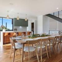 Beachfront Escape - 6 bedroom, Pool & beach access, ξενοδοχείο κοντά στο Αεροδρόμιο Merimbula - MIM, Merimbula