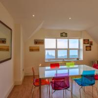 Victoria Parade: Perfect family apartment over looking Viking Bay, stones throw from the beach and town