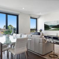 Modern 2-Bed Essendon Apartment With Views, hotel near Essendon Fields Airport - MEB, Melbourne