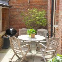 1 BR Characterful Courtyard Flat in an Historic Victorian house Sleeps 4 - FREE PARKING