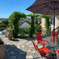 T.H.NY Village Inn Cottage, hotel in Tihany