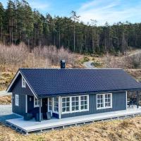 Three-Bedroom Holiday Home in Torvikbygd