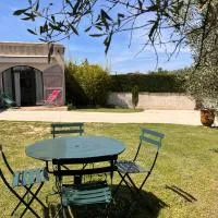 Adorable Gîte (10mn Uzès), hotel a Collias