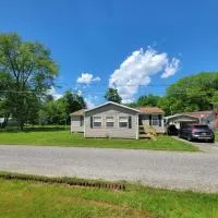 Camp Not Found - 3 Queen Bedrooms by the lake, hotel di Hartstown