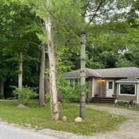 Cheerful 4-bedroom cottage in nature setting, hotel in Waubaushene