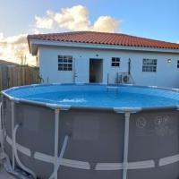 ~*Our Paradise*~ 3-bedroom home with a pool, hotel in Oranjestad