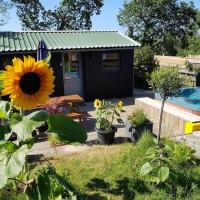 The Old Potting Shed with hot tub. Colan, Newquay.