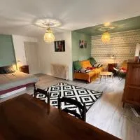 Grande chambre chez l'artiste-peintre, hotel v destinácii La Réole