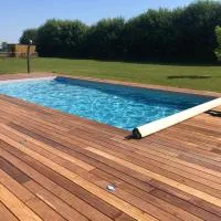 Logement neuf avec jardin privé 4 couchages et Jacuzzi Piscine en option โรงแรมในLes Iffs