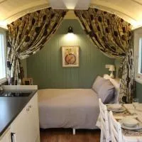 The Kestrel Shepherd Hut, Whitehouse Farm, hotelli kohteessa Stowmarket
