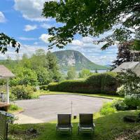 Newly Renovated villa with magnificent views, hotel in Coaticook
