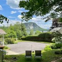 Newly Renovated villa with magnificent views, hotel a Coaticook