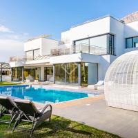 Grandes apartamentos de lujo en una casa con piscina en Javea, hotel in Montgo