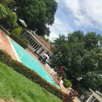 Casa amplia con piscina al aire libre Girardot Ricaurte, hotel in Girardot