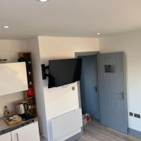 D Lovely Multi Use 1 Bed Loft Apartment with Free Parking