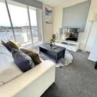 Spacious & High in the Skyplaza - 1bd 1bth Apt, хотел в Phillip