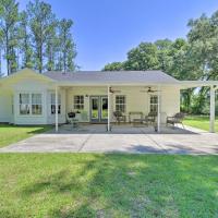 Spacious Fairhope Cottage with Covered Patio!, hotel in Fairhope