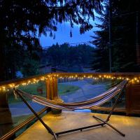 Cozy 2 bedroom cabin next to trails and beaches., hôtel à Pender Island