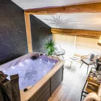 Gite Romantique avec jacuzzi privatif et Love Sofa Les Charmes du Lac 15min Futuroscope, hotell i Saint-Cyr