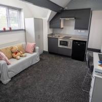 Spacious Studio big enough for 3 right by QE Birm!