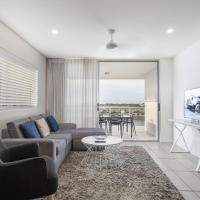 Sleek 2-Bed Unit With Expansive Water Views, hotel in Kawana Waters