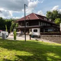 Chata pod Ostrým vrchom، فندق في Soblahov