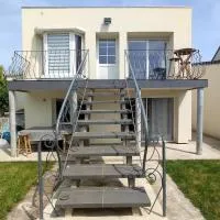 Maison chaleureuse avec parking gratuit sur place, hotell i Coulogne