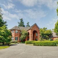 Castle-like House with Swimming Pool and Ocean View!, hotel in Edmonds