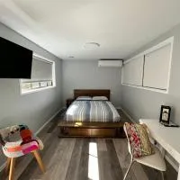Stylish Guest Suite in Everton Hills, hotel in Oxford Park