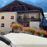 Hotel Chasa Chalavaina - Historisches Hotel des Jahres 2024، فندق في موستاير
