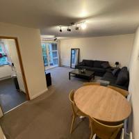 Spacious 2-Bedroom Flat Near Surbiton Station, hotelli kohteessa Surbiton alueella Surbiton