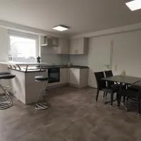 Moderne Wohnung mit Terrasse und eigenem Zugang. โรงแรมในเรมไชด์