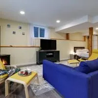 Adorable private suite with indoor fire place, ξενοδοχείο σε Cochrane