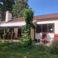 Gatehouse at unique farm, neighbour to yaks & emus, hotel v destinácii Höör