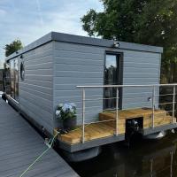New houseboat 2 bedrooms, hotel in Zwartsluis